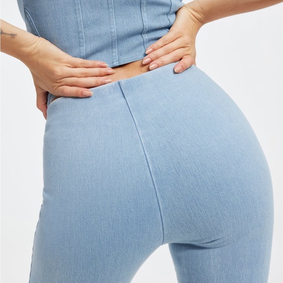 Good American Pull-on Flare Soft Sculpt Light Blue / Indigo Jean - Picture 4 of 5